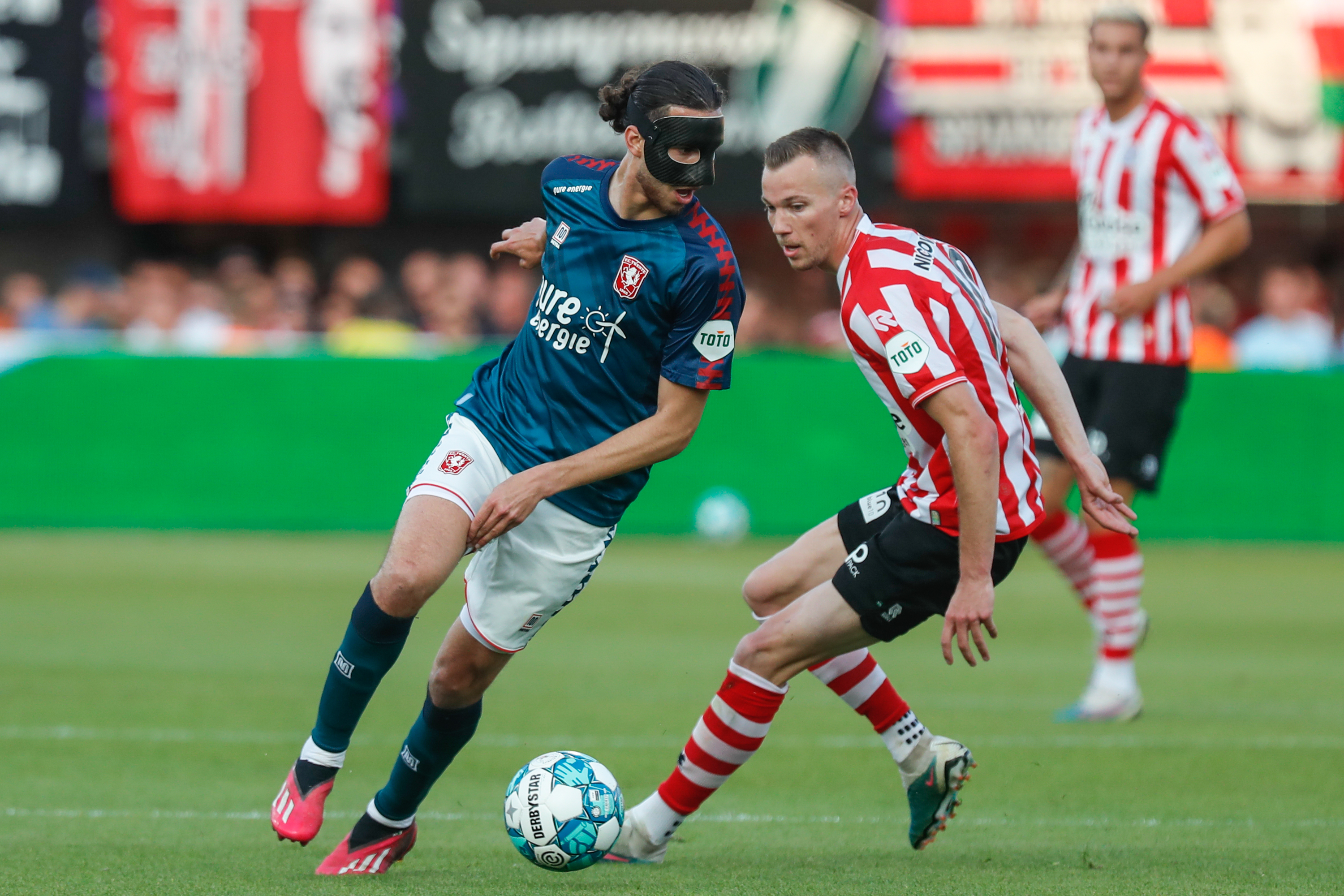 Ramiz Zerrouki scores a 93rd minute equalizer for FC Twente