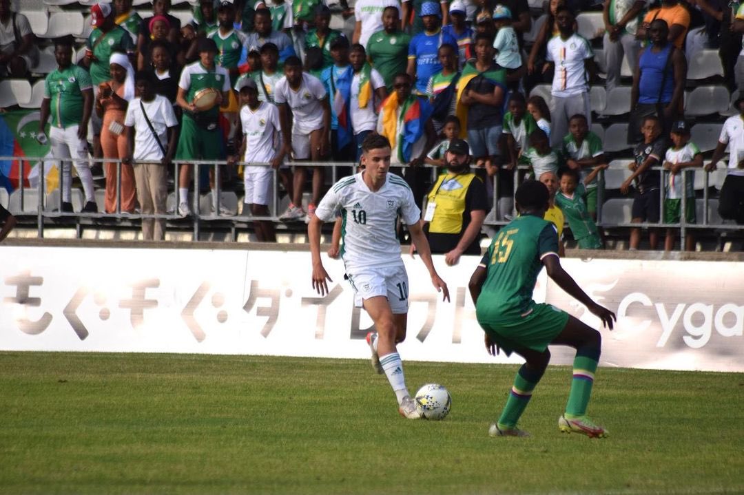 Neghli playing for the Algeria U23 national team at the 2022 Maurice Revello Tournament